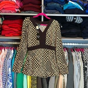 D.F.A. Brown and tan houndstooth long sleeve v neck top size XL NWT